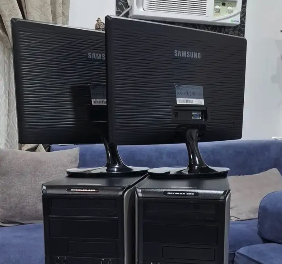 2 كمبيوتر مكتبي مستخدم مع الشاشة