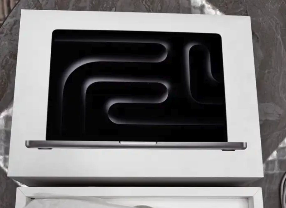 ماكبوك برو 2023 M3 Pro نظيف جداً ضمان AppleCare