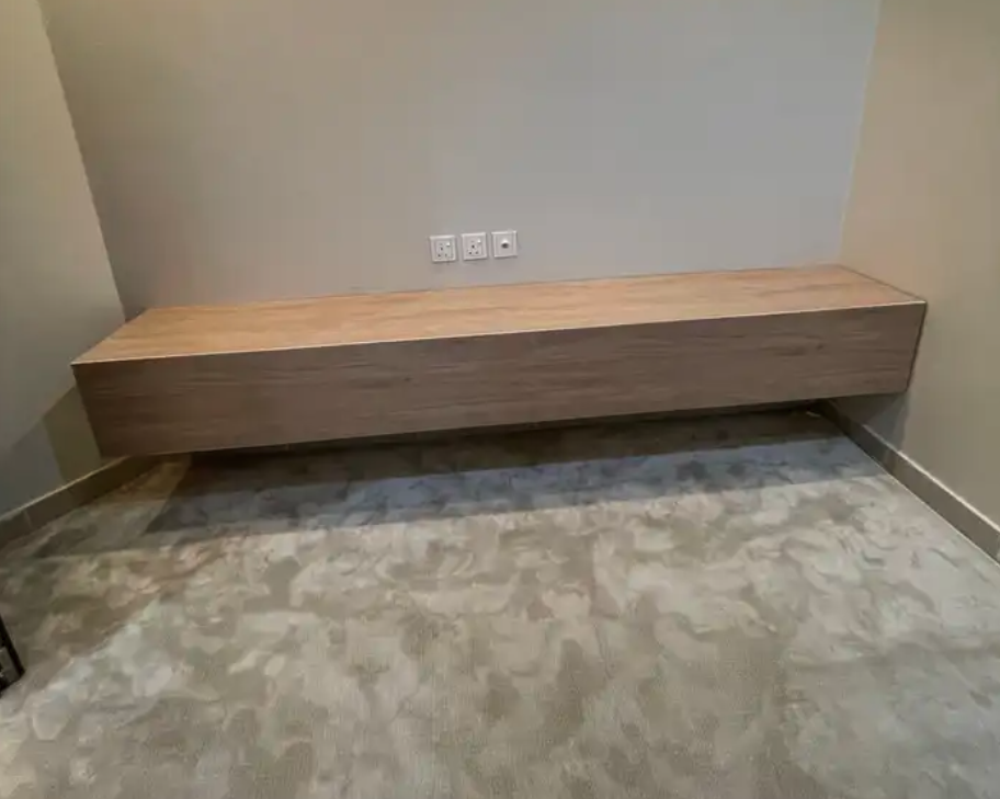 تفصل غرف نوم وتركيب ديكورات خشبية والتنجيد ودهان الأبواب