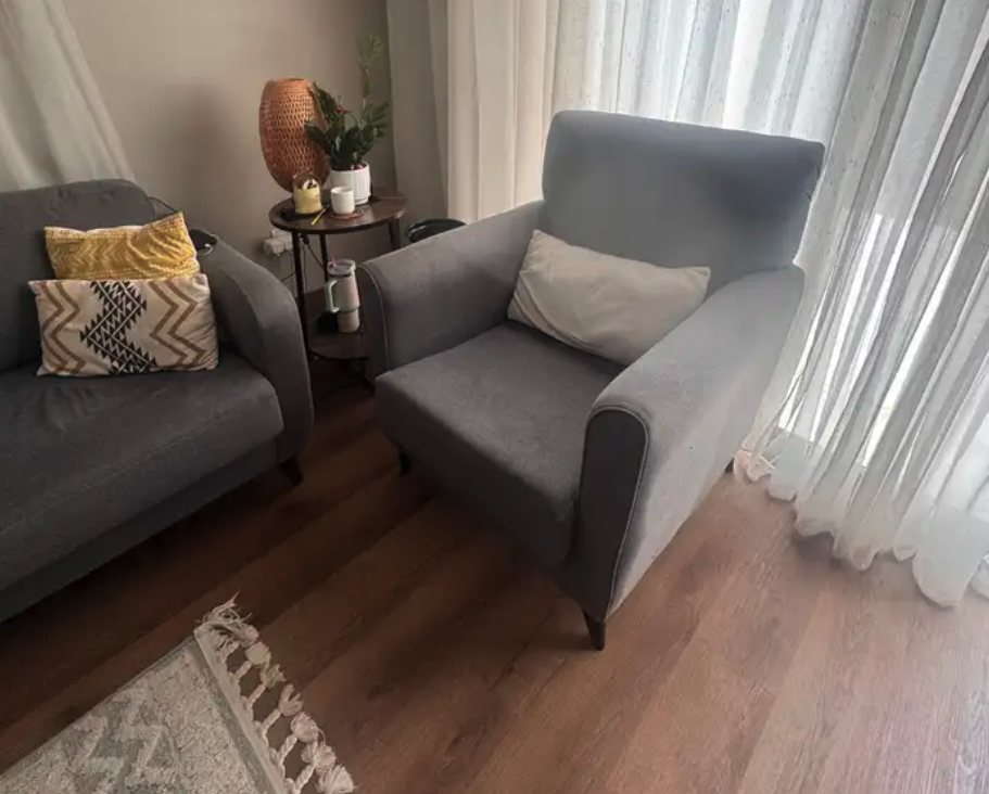 طقم كناب مع طاوله وسطيه وجانبيه للبيع