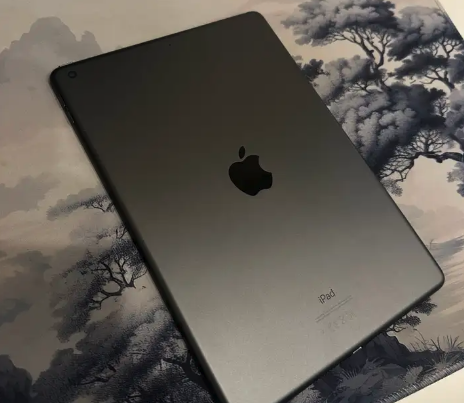 ايباد الجيل 8 نظيف جداً