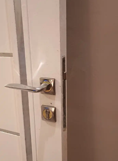 باب خشب شبه جديد للبيع من غير حلق