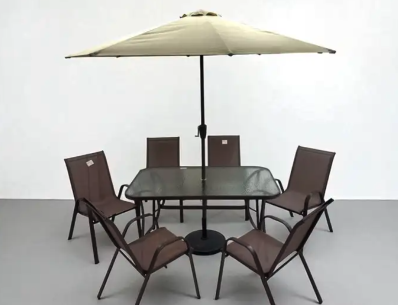 طقم طاولة مع مضلة مع كراسي .