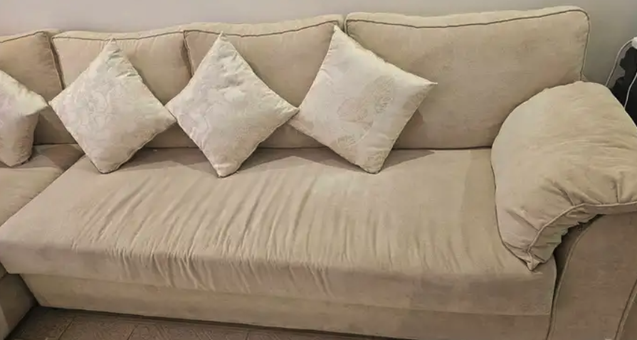 كنبة و سجادة 3 2 متر و طاولة و طاولة تلفزيون إيكيا