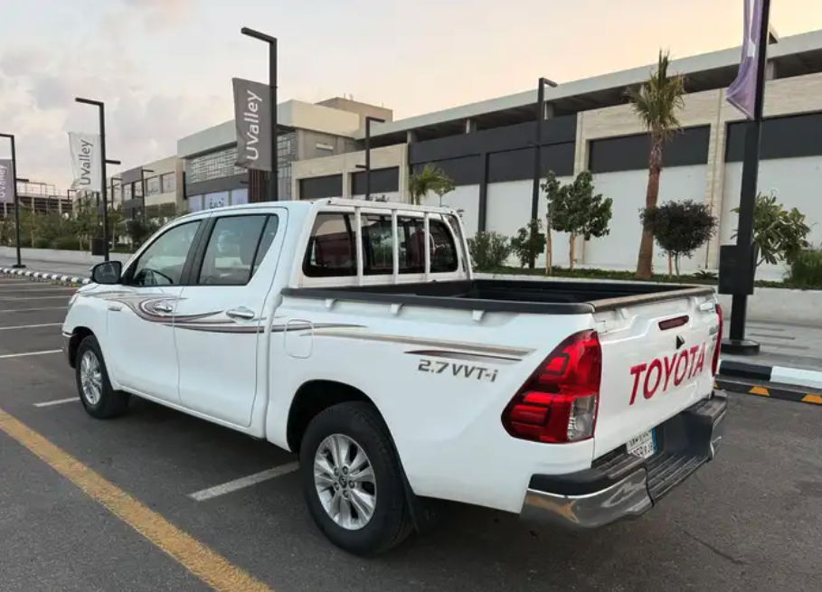 هايلوكس 2016 فل كامل قير عادي ( الساير ) بنزين