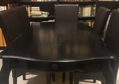 طاولة سفرة تقريبا متر ونصف مع أربع كراسي مجانا ( تبرع )