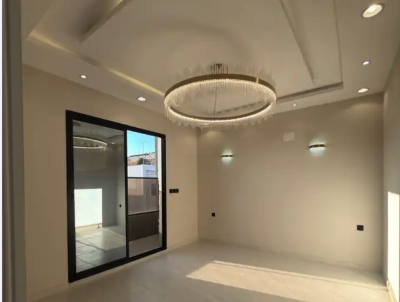 للبيع ف أبها - شقة ببلكونة ودرج داخلي للسطح بسعر 520 الف