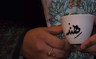 رسم و كتابة على فناجين القهوة - رسامة