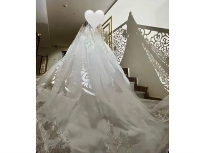 فستان زواج نظيف للبيع مع جيبون وطرحه