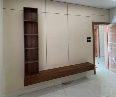 تفصل غرف نوم وتركيب ديكورات خشبية والتنجيد ودهان الأبواب