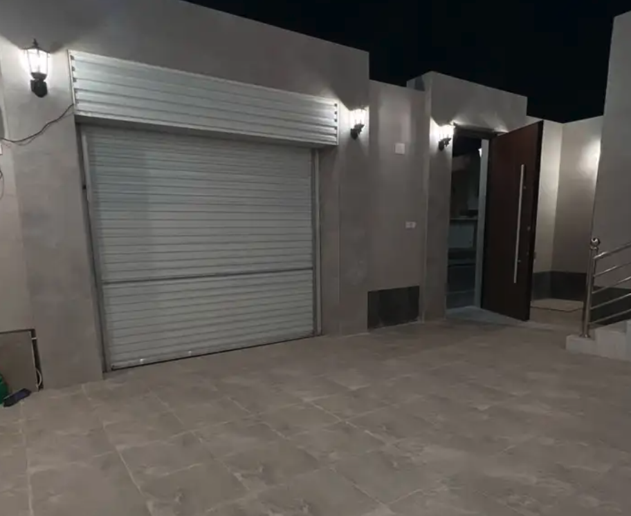 للبيع فله سكنيه - مساحة الارض 300 متر ( بناء شخصي )