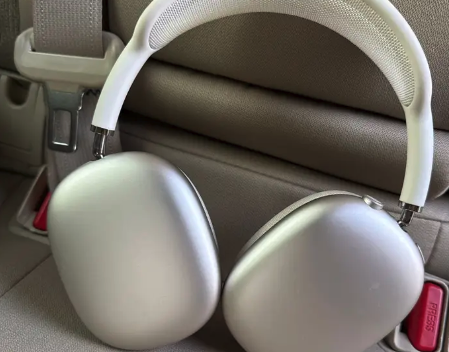 اير بودز ماكس شبه جديده بكامل اغراضها