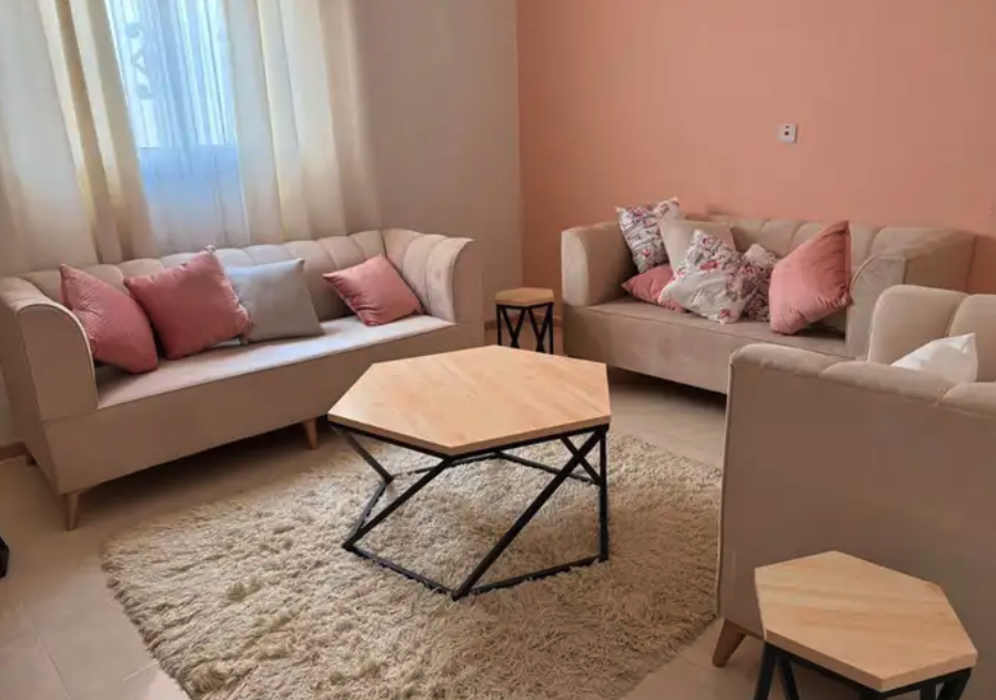 كنب جديد لم يستخدم مع طاولات