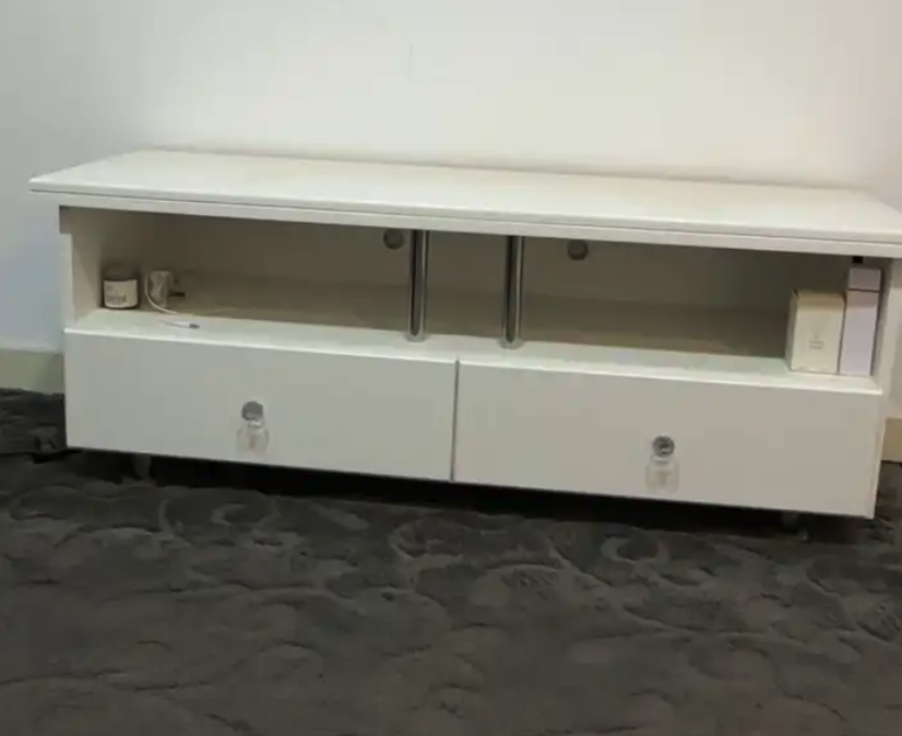 طاوله شاشه جديده ونظيفه