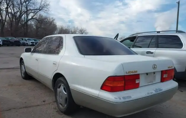 مزاد قادم لكزس LS400 موديل 2000